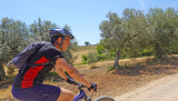Bikeferien in der Toscana - inklusive Easy E-Bike Programm - Irina rockt  die Trails in der Maremma
