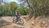 Bikeferien in der Toscana - inklusive Easy E-Bike Programm - Irina rockt  die Trails in der Maremma