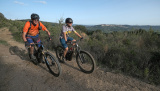 Bikeferien in der Toskana mit MTBeer im Cicalino am Dienstag, 18. Oktober 2022. Tagestour nach Follonica ans Meer. 
Foto Martin Platter  - Von jungen und alten Menschen